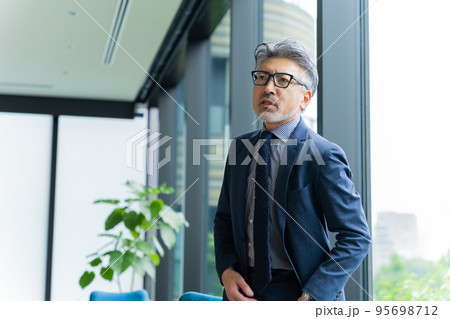 ビジネスマン・シニア男性 95698712