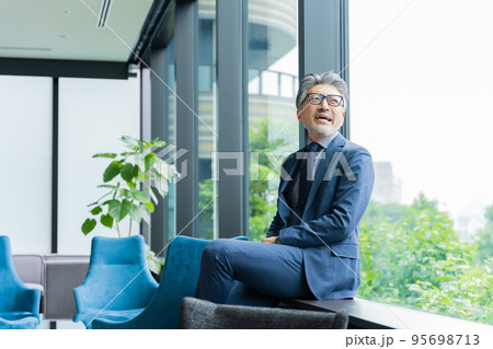 ビジネスマン・シニア男性 95698713