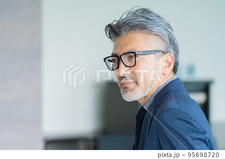 ビジネスマン・シニア男性 95698720