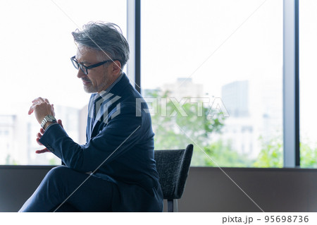 ビジネスマン・シニア男性 95698736