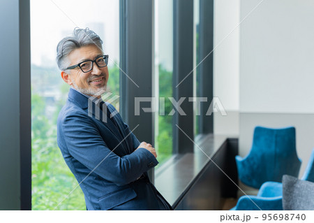ビジネスマン・シニア男性 95698740