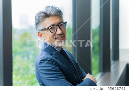 ビジネスマン・シニア男性 95698741