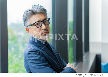 ビジネスマン・シニア男性 95698742