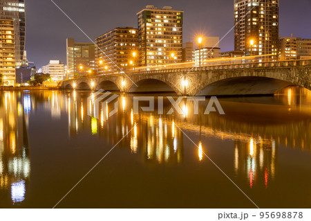 新潟市の萬代橋の夜景 95698878