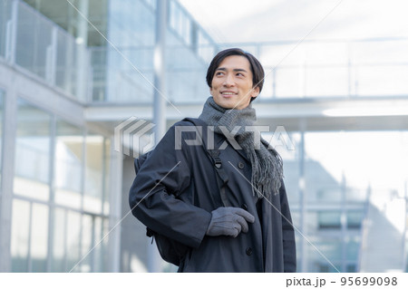 マフラーと手袋をした男性のポートレート 95699098