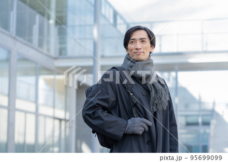 マフラーと手袋をした男性のポートレート マフラーと手袋をした男性のポートレート 95699099