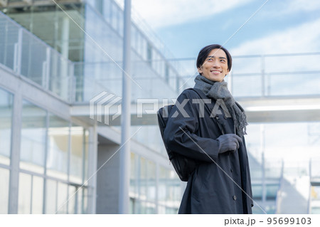 マフラーと手袋をした男性のポートレート マフラーと手袋をした男性のポートレート 95699103