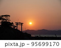 鳥居と鳥と夕焼け 95699170