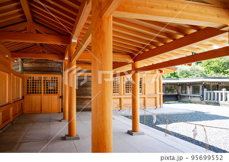 再建復旧工事が進む秋の阿蘇神社（熊本県阿蘇市） 95699552