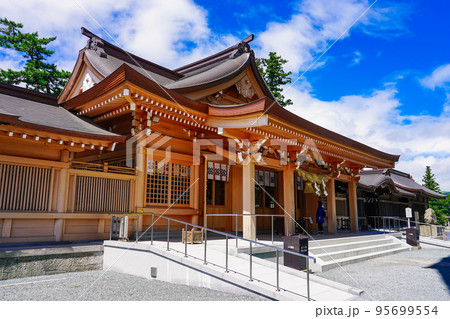 再建復旧工事が進む秋の阿蘇神社（熊本県阿蘇市） 95699554