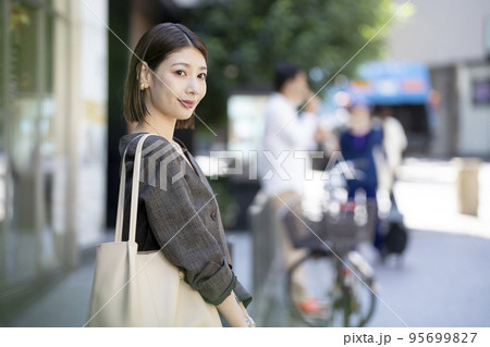 30代の女性 屋外 ポートレート 30代の女性 屋外 ポートレート 95699827