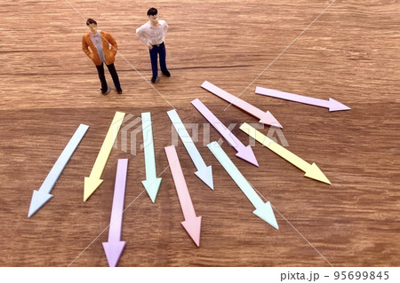 選択肢の前で迷う男性 進路を決める 95699845