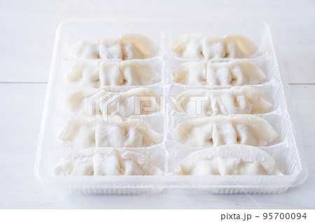 生餃子のパック入り 95700094