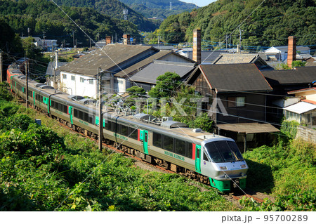 有田焼の窯元のそばを走る特急「みどり」（JR九州　783系特急電車） 95700289