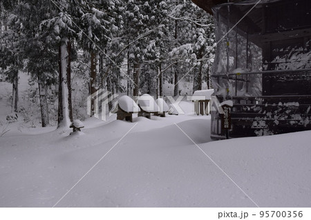 安久津八幡宮神社の脇の雪に覆われた祠が連なっている風景 安久津八幡宮神社の脇の雪に覆われた祠が連なっている風景 95700356
