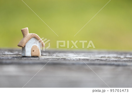 素焼き陶器のかわいい小さなおうち 95701473