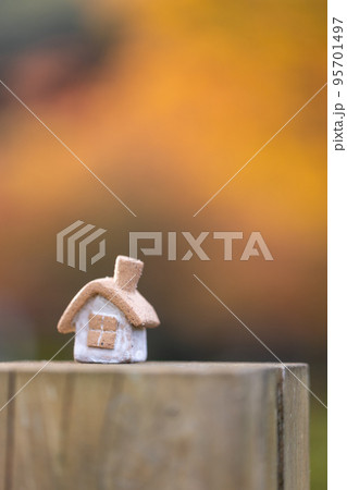 素焼き陶器の小さなかわいいおうち(秋背景) 素焼き陶器の小さなかわいいおうち(秋背景) 95701497