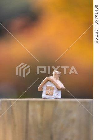 素焼き陶器の小さなかわいいおうち(秋背景) 素焼き陶器の小さなかわいいおうち(秋背景) 95701498