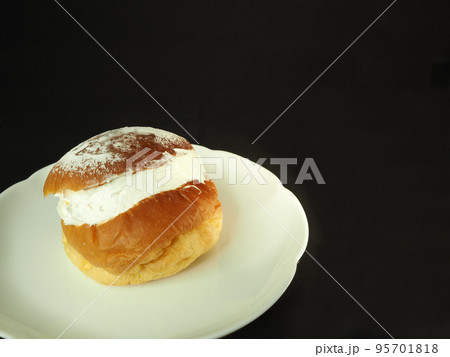 マリトッツォ(黒背景) マリトッツォ(黒背景) 95701818