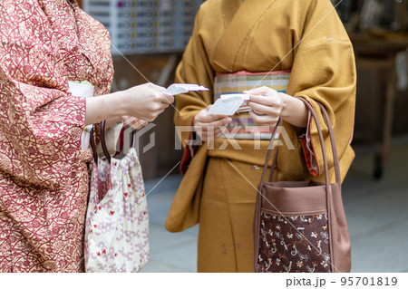 着物を着て神社でおみくじをひく人の女性 着物を着て神社でおみくじをひく人の女性 95701819