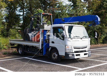 積載型トラッククレーン ユニック車とショベルローダー 積載型トラッククレーン ユニック車とショベルローダー 95702313