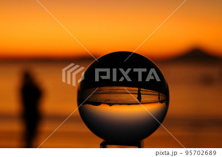 水晶に映し出された夕暮れの逗子海岸と富士山とたたずむ女性 水晶に映し出された夕暮れの逗子海岸と富士山とたたずむ女性 95702689