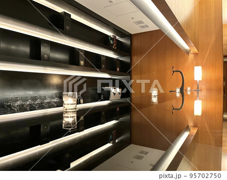 銀座にあるお洒落で高級なバー 95702750