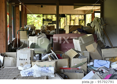 ゴミ屋敷。空き家に不法投棄されたゴミの山。 95702791
