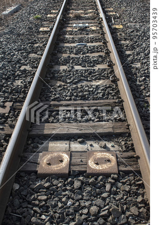 遠くまで伸びる一直線の地方の鉄道 95703439
