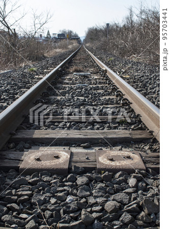 遠くまで伸びる一直線の地方の鉄道 95703441
