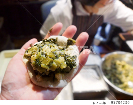野沢菜入りのおやきを作る手元(信州の郷土食) 野沢菜入りのおやきを作る手元(信州の郷土食) 95704236