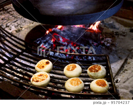 囲炉裏の焚き火と焼き立てのおやき(信州の郷土食) 囲炉裏の焚き火と焼き立てのおやき(信州の郷土食) 95704237