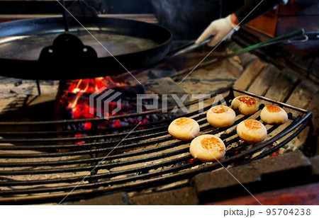 囲炉裏の焚き火と焼き立てのおやき(信州の郷土食) 囲炉裏の焚き火と焼き立てのおやき(信州の郷土食) 95704238