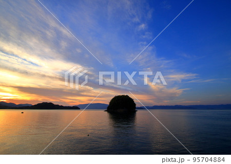 大崎下島から見る 夕暮れ時の 美しい瀬戸内風景 大崎下島から見る 夕暮れ時の 美しい瀬戸内風景 95704884