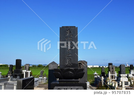 お墓の風景 集団墓地 95707835