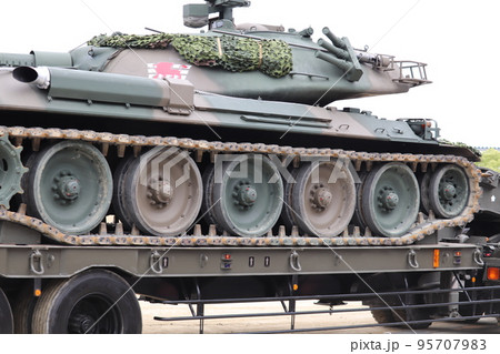 陸上自衛隊の73式特大型セミトレーラで輸送される74式戦車の写真