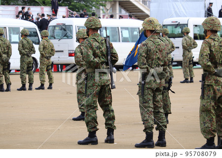 整列する陸上自衛隊の隊員 整列する陸上自衛隊の隊員 95708079