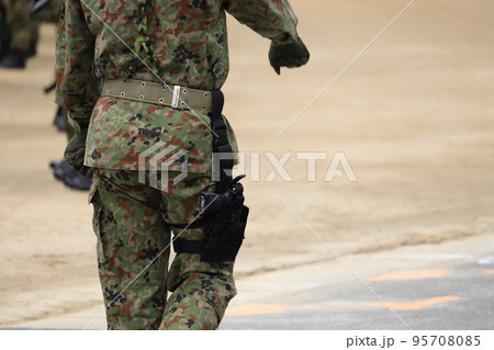 陸上自衛隊隊員が携行する9㎜拳銃とホルスター 陸上自衛隊隊員が携行する9㎜拳銃とホルスター 95708085