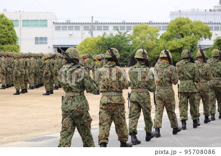 89式小銃を背負って行進を行う陸上自衛隊の隊員 95708086