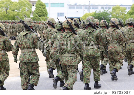 89式小銃を背負って行進を行う陸上自衛隊の隊員の写真素材 [95708087] - PIXTA