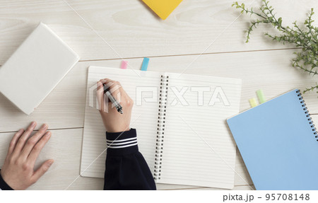 勉強している日本の中学生または高校生 95708148