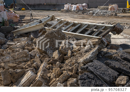 広い敷地の解体現場と瓦礫の山 95708327