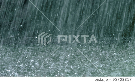 背景素材・梅雨・激しく降る雨のイメージ 95708817