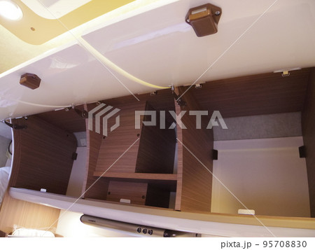 キャブコン キャンピングカー 天井収納スペース キャブコン キャンピングカー 天井収納スペース 95708830
