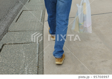 買い物帰りの男性 95708997