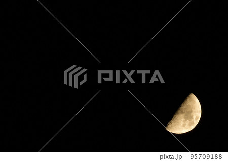 北杜市白州町、月齢7.2十月上弦の月(位置:) 北杜市白州町、月齢7.2十月上弦の月(位置:) 95709188