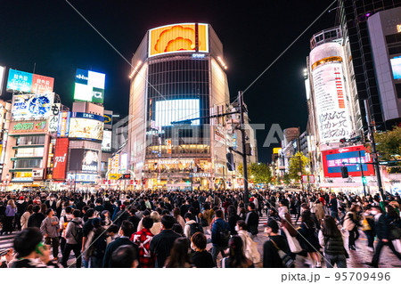 日本の東京都市景観 ハロウィン迫る渋谷。驚愕の人流だが屋外での感染リスクは少ない＝10月28日 95709496