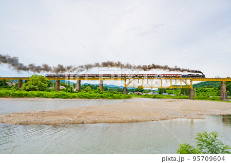 福島　鉄橋を走る汽車 95709604