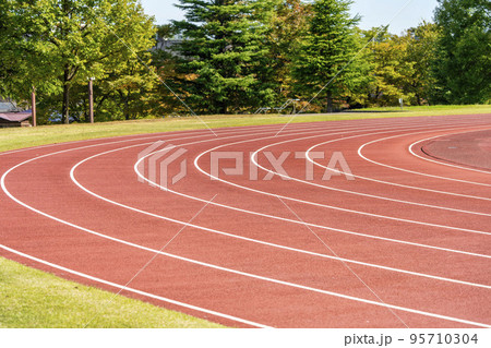 陸上競技場の風景　トラック　福島県福島市 95710304