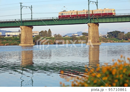 旧西鉄色も美しい遠賀川を渡る2000形電車 95710861